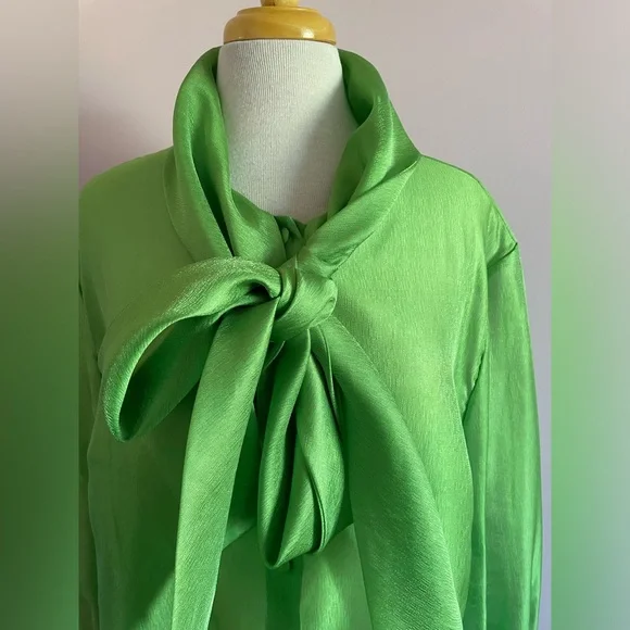 Elegant Shimmering Green Women's Blouse - Picture 2 of 10